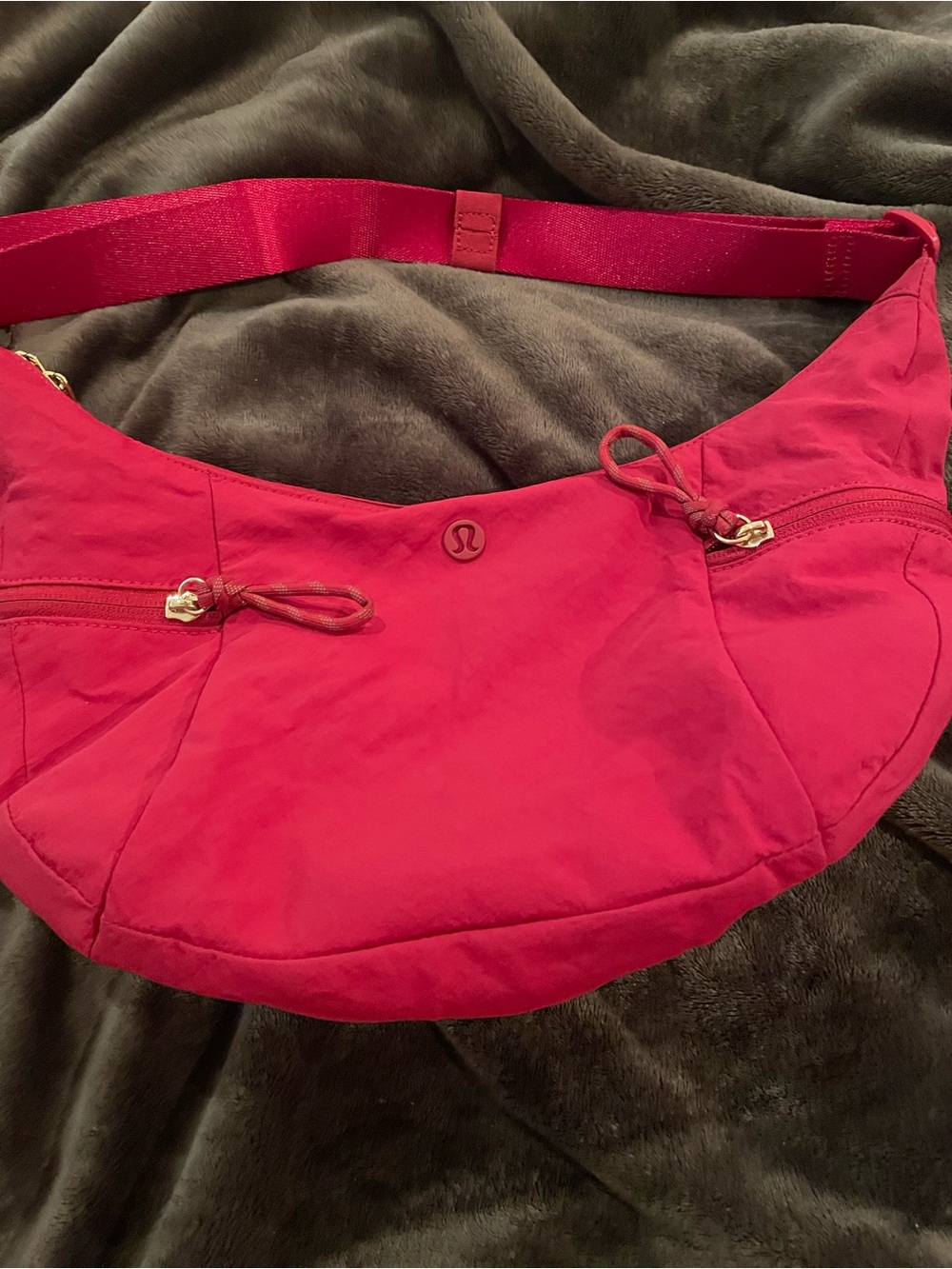 lululemon athletica Slouch Sling bag Berry Rumble 6L - Picture 2 of 5